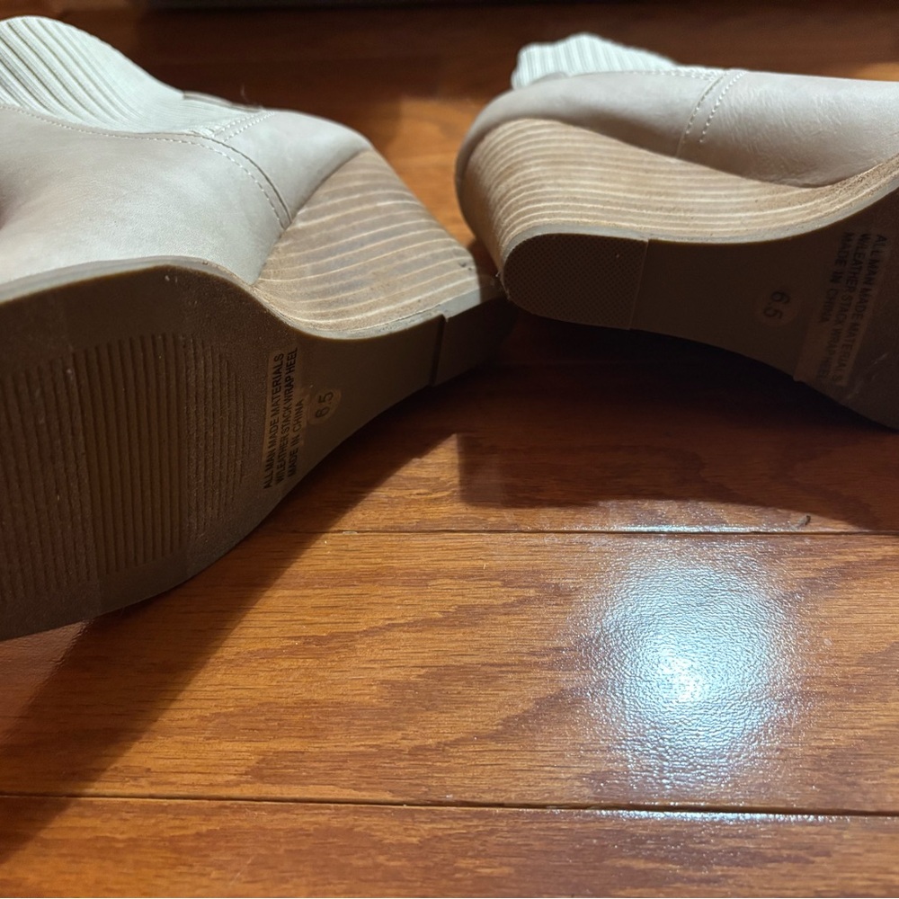 DV by Dolce Vita Cream Ankle Booties - Picture 4 of 4